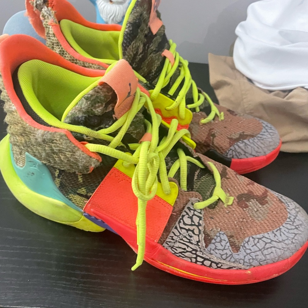 Russell Westbrook Basketball Shoes - Picture 2 of 5